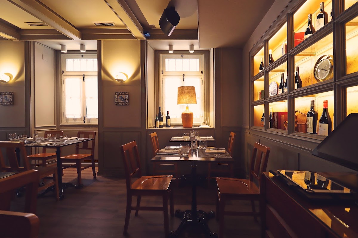 The Therapist Alvalade warm dining room